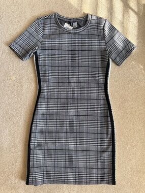 H&M Black & White Plaid Knit Short Sleeve Shift Dress